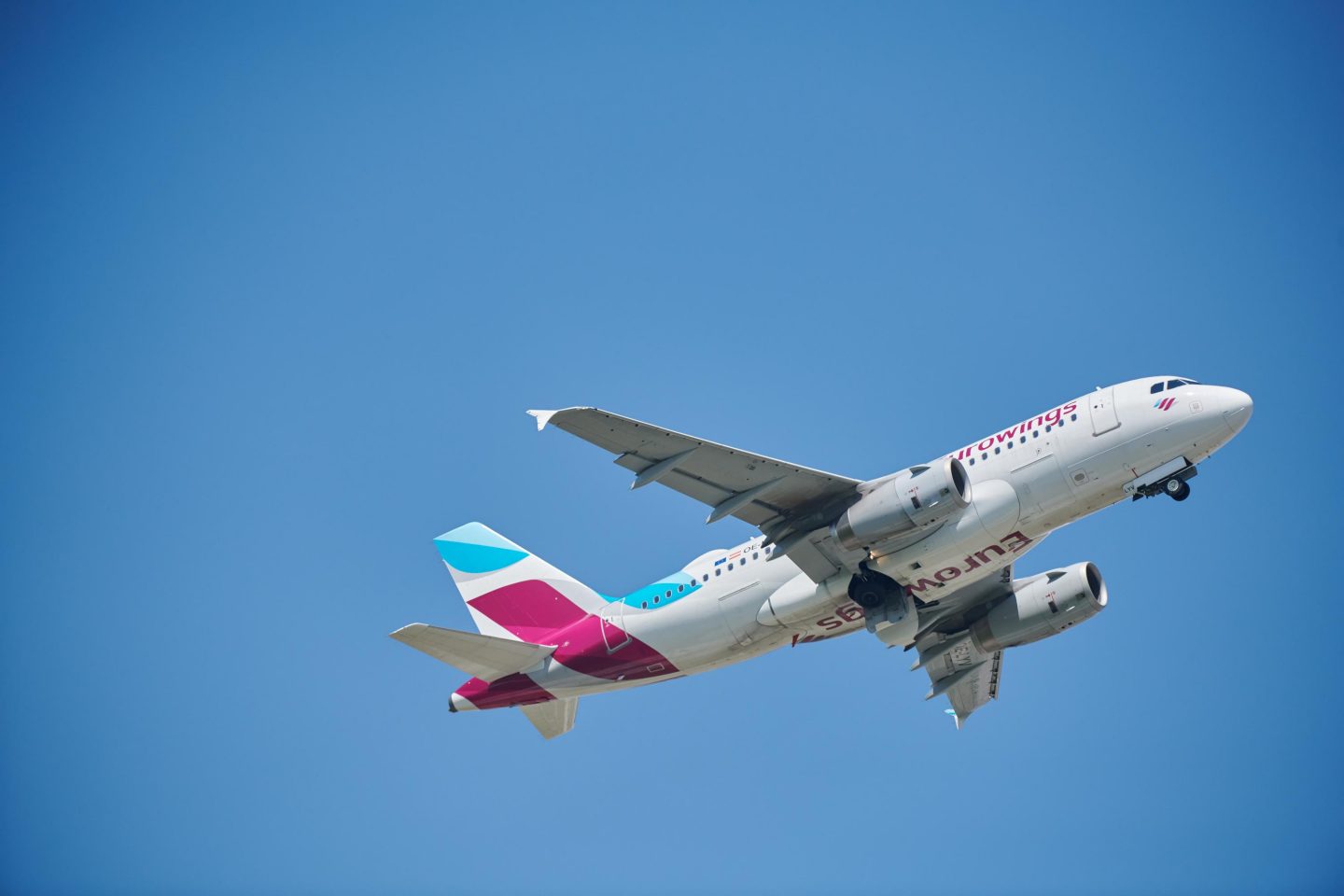 Airplane taking off or landing / Flugzeug startet oder landet